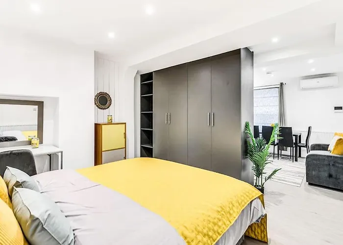 Luxaway Holland Park Studio With Ac - Sleeps 8