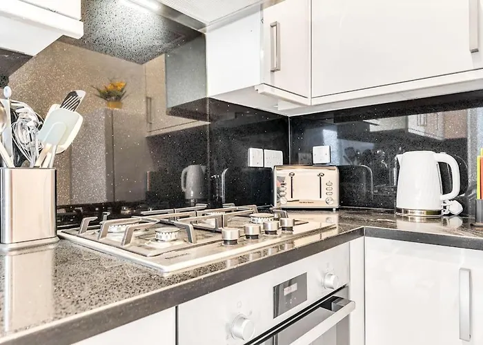 Luxaway Holland Park Studio With Ac - Sleeps 8