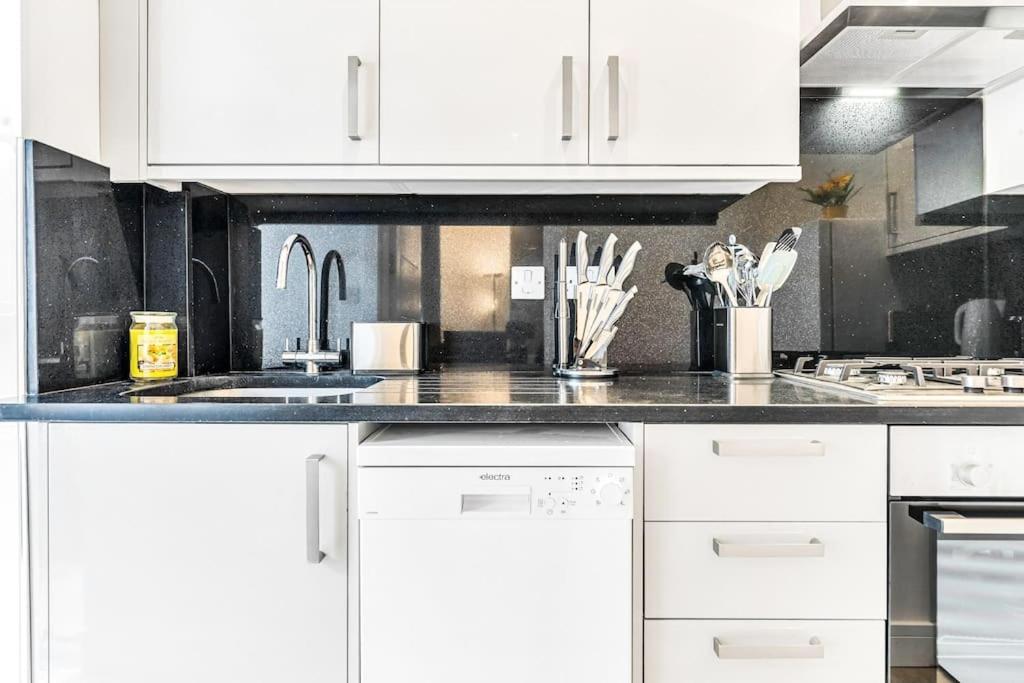Апартаменты Luxaway Holland Park With Ac - Sleeps 8